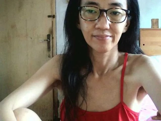 bee077 from BongaCams