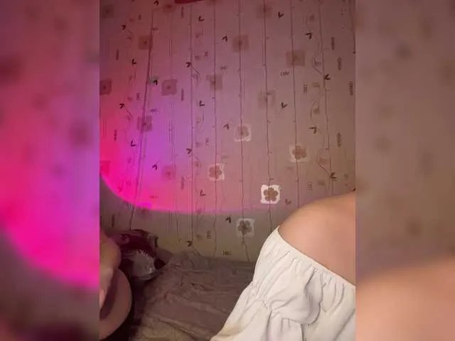  BellaAndAlice chat room