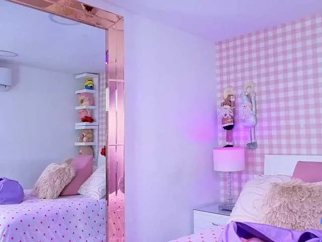 BellaSaint from BongaCams