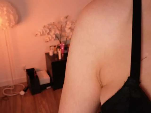 LilyColins from BongaCams