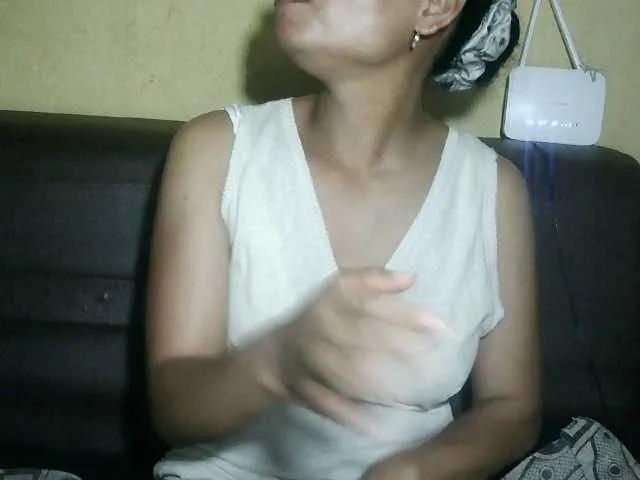 Pussy01lips from BongaCams