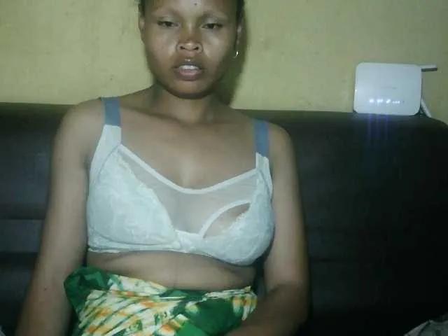 Pussy01lips from BongaCams