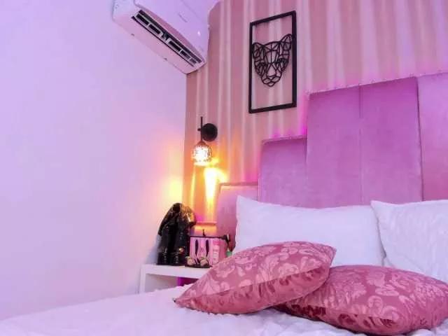 SamanthaAdelle from BongaCams