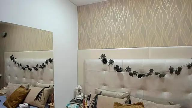 AlaiaCastle from StripChat