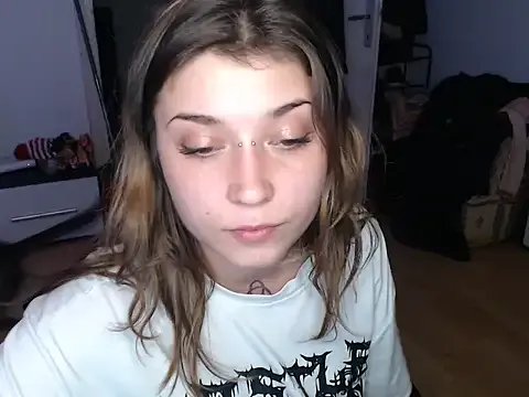 AlienforTwenty from StripChat