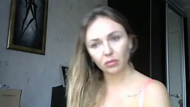 AngelinaLove28 from StripChat