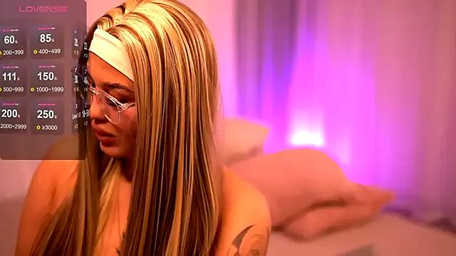 AryaDeluna from StripChat