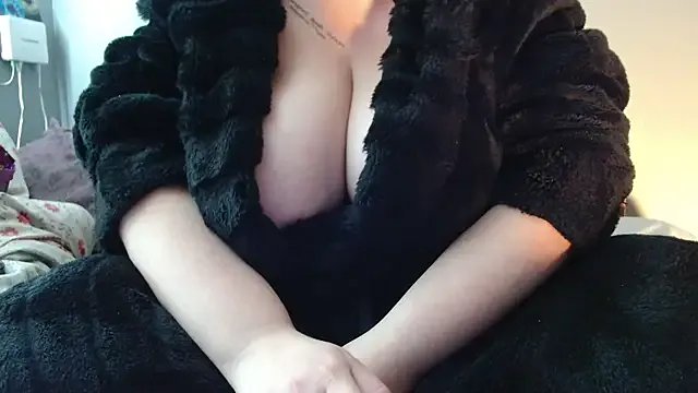 busty-bella1 from StripChat
