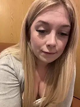 CherryAuroraa from StripChat