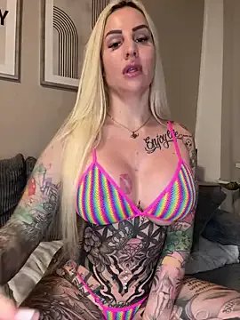 CoraDiamond from StripChat