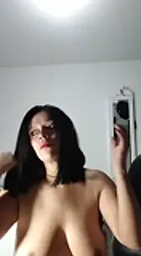 CurvySara1 from StripChat