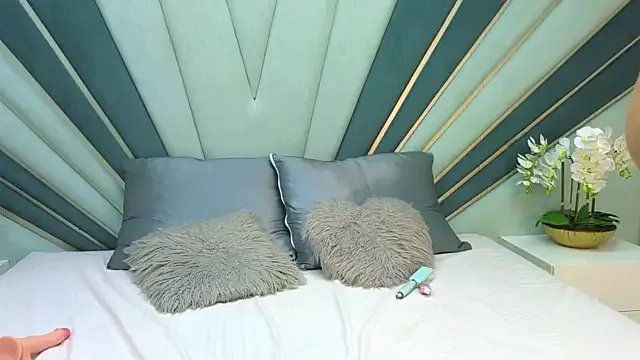 DulceeEsmeralda from StripChat