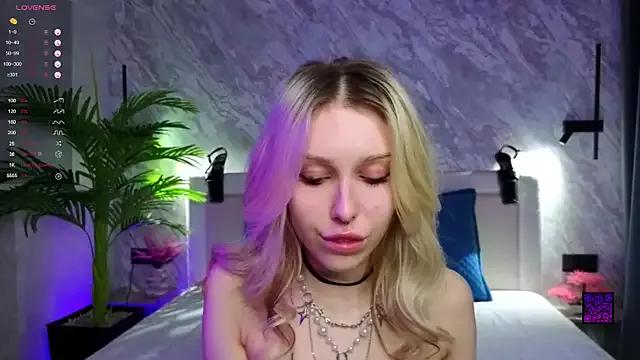 EdithaDaines from StripChat