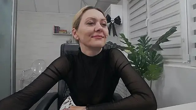 EllaMilf_ from StripChat