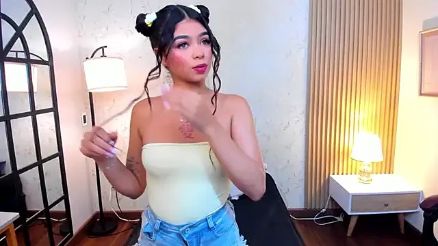 emeraldbell from StripChat