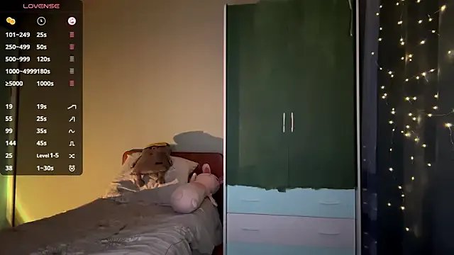 EmiIyKitty from StripChat