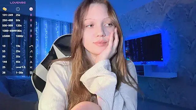 EmiIyKitty from StripChat