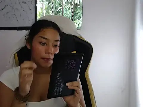 emily_stars1 from StripChat