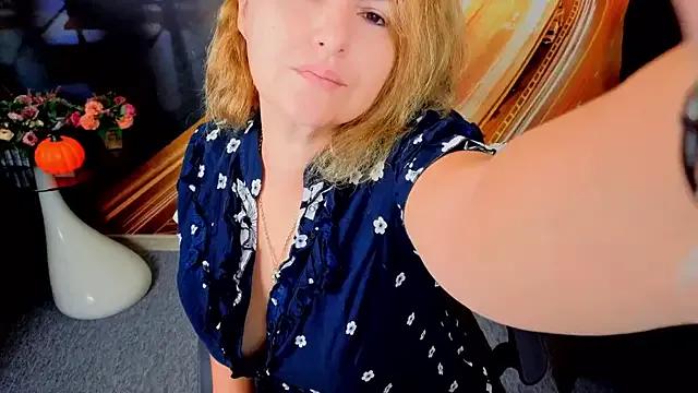 EmmaxPark from StripChat