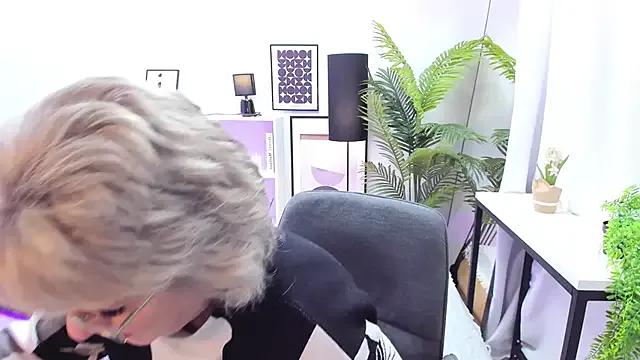 EvelynJoyful from StripChat