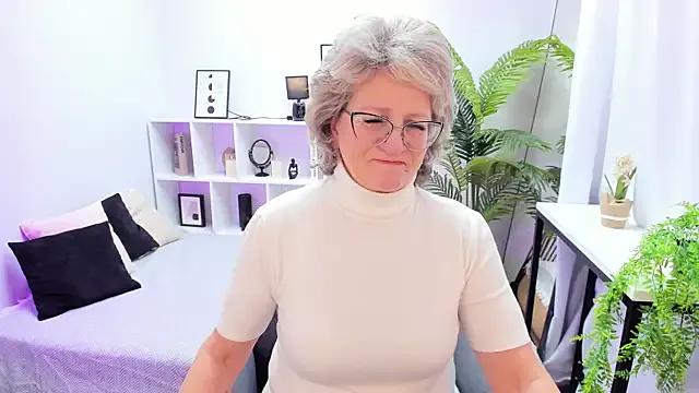 EvelynJoyful from StripChat