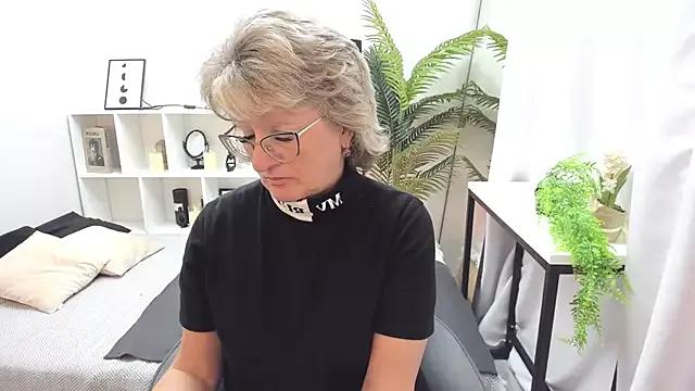 EvelynJoyful from StripChat