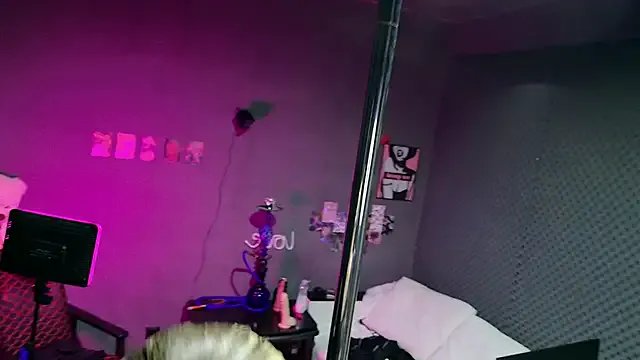 Fluffy_Cloude from StripChat