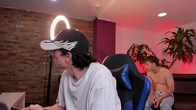 Handsomeboyss19 from StripChat