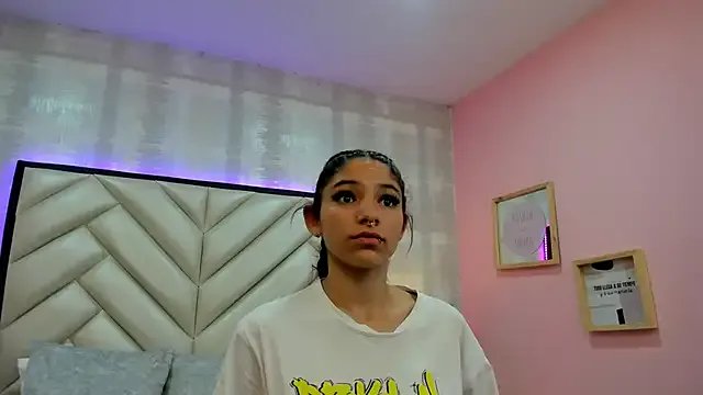 HazelMoret from StripChat