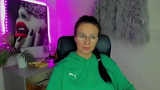 HelenLuxx from StripChat