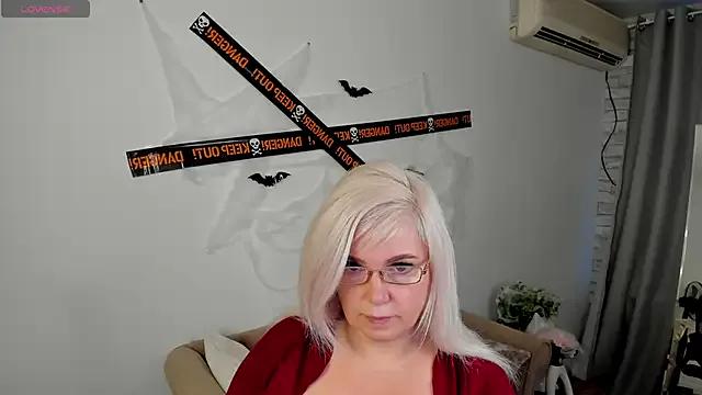 Hella_Fabel from StripChat