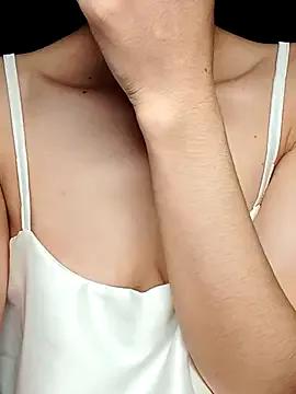 Hinna_x from StripChat