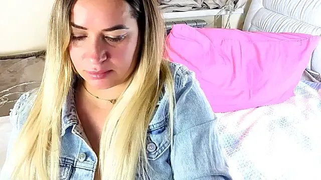 JuicyMillena from StripChat