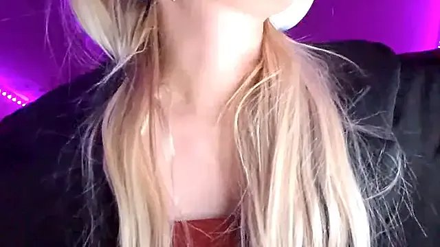 KarinRobertson from StripChat