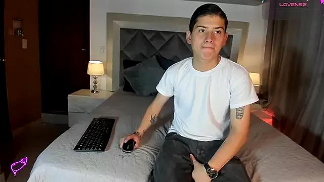 kinkypetite1 from StripChat is Freechat