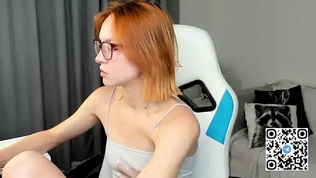 kitsuneeeee_ from StripChat