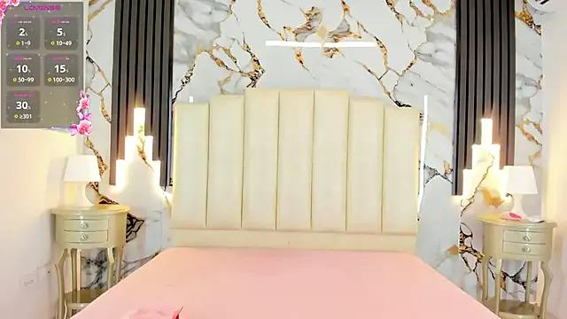 Naked Room larakrouf 