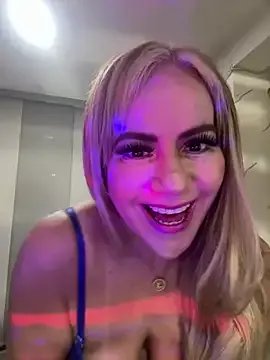 LARIANA_RIVERA23 from StripChat