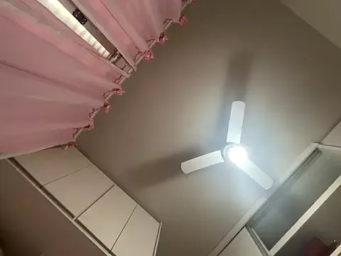 lariic from StripChat