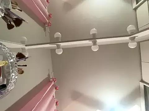 Naked Room lariic 