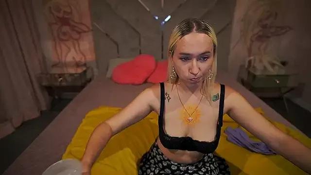 LilElfie from StripChat