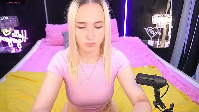 LilElfie from StripChat