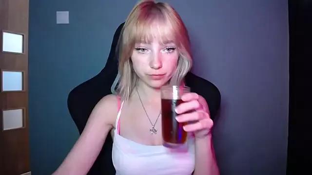 LuciaYoung from StripChat