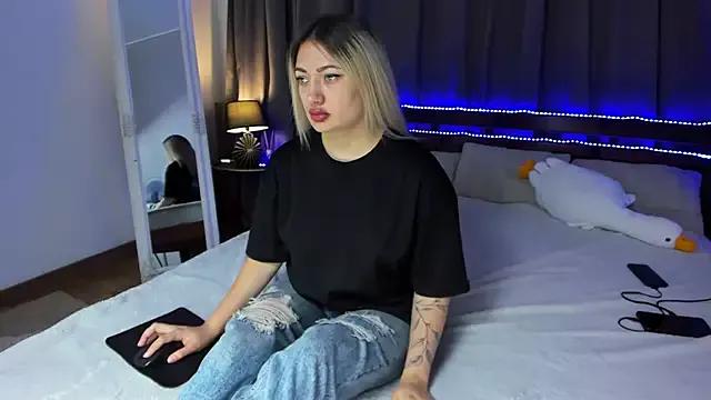MikkiShoww from StripChat