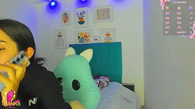 milk_candy18 from StripChat