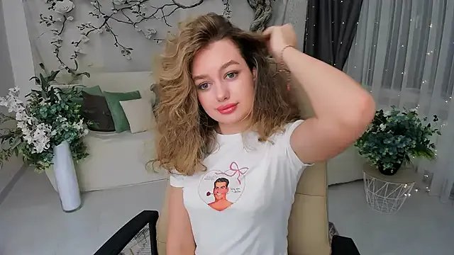 MiracleCurly from StripChat