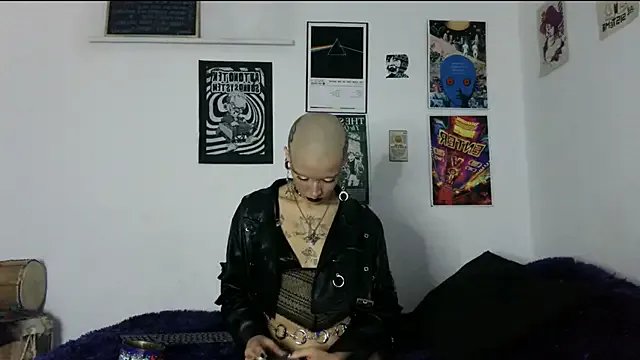 plutonbluemooon333 from StripChat