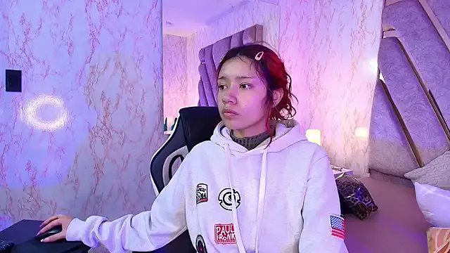 redd_pandaa from StripChat