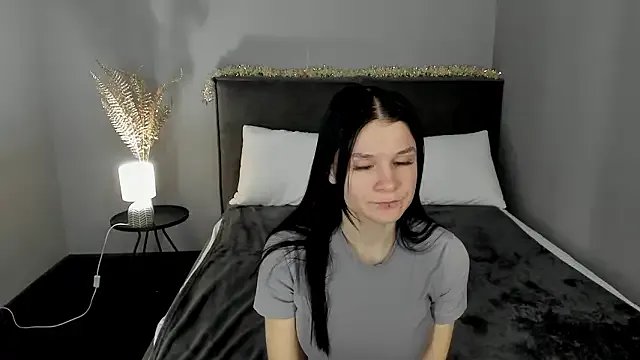 SkinyJoys from StripChat