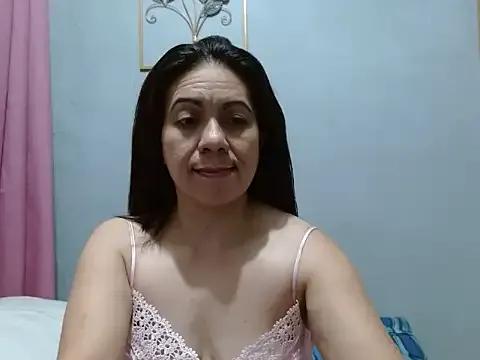 XxxHoneyBee29 from StripChat